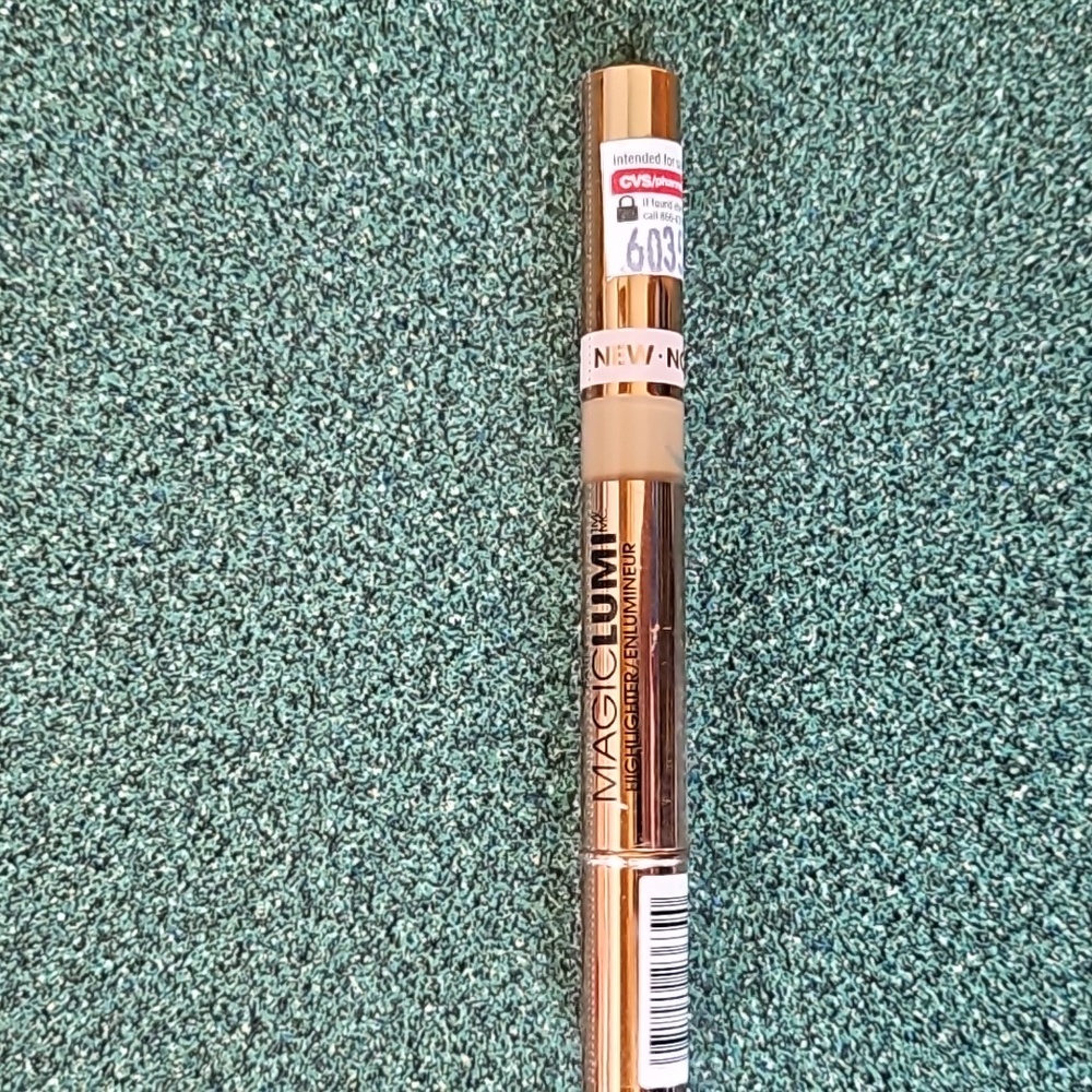 L'Oreal Magic LUMI highlighter